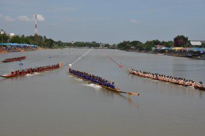 คำอธิบาย : เรือรุ่น 55 ฝีพาย ทั้ง 4 ทีมเข้าถึงเส้นชัย<br>วันที่ถ่าย  :12 พ.ย. 2560<br>ผู้ถ่าย : สาวิตรี ตลับแป้น<br>ลิขสิทธิ์  : ศูนย์มานุษยวิทยาสิรินธร (องค์การมหาชน)<br>รูปแบบลิขสิทธิ์ : สัญญาอนุญาตครีเอทีฟคอมมอนส์<br>