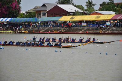 คำอธิบาย : การแข่งเรือในรุ่น 20 ฝีพาย<br>วันที่ถ่าย  :12 พ.ย. 2560<br>ลิขสิทธิ์  : ศูนย์มานุษยวิทยาสิรินธร (องค์การมหาชน)<br>รูปแบบลิขสิทธิ์ : สัญญาอนุญาตครีเอทีฟคอมมอนส์<br>