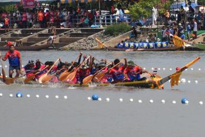 คำอธิบาย : เรือยาวรุ่นจิ๋ว 20 ฝีพายกำลังแข่ง<br>วันที่ถ่าย  :12 พ.ย. 2560<br>ผู้ถ่าย : สาวิตรี ตลับแป้น<br>ลิขสิทธิ์  : ศูนย์มานุษยวิทยาสิรินธร (องค์การมหาชน)<br>รูปแบบลิขสิทธิ์ : สัญญาอนุญาตครีเอทีฟคอมมอนส์<br>