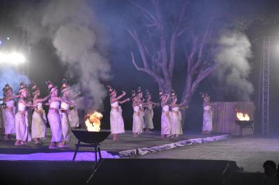 คำอธิบาย : การแสดง แสง เสียง สื่อผสม วิมายะปุระ เดอะมิวสิคัล ตอน “ปาจิต-อรพิม”<br>วันที่ถ่าย  :11 พ.ย. 2560<br>ผู้ถ่าย : สาวิตรี ตลับแป้น<br>ลิขสิทธิ์  : ศูนย์มานุษยวิทยาสิรินธร (องค์การมหาชน)<br>รูปแบบลิขสิทธิ์ : สัญญาอนุญาตครีเอทีฟคอมมอนส์<br>