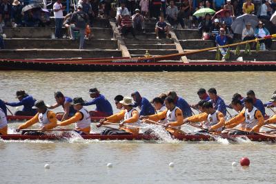 คำอธิบาย : ประเพณีแข่งเรือพิมาย<br>วันที่ถ่าย  :12 พ.ย. 2560<br>ผู้ถ่าย : สาวิตรี ตลับแป้น<br>ลิขสิทธิ์  : ศูนย์มานุษยวิทยาสิรินธร (องค์การมหาชน)<br>รูปแบบลิขสิทธิ์ : สัญญาอนุญาตครีเอทีฟคอมมอนส์<br>