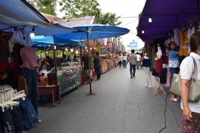 คำอธิบาย : งานออกร้านเริ่มตั้งสินค้าเต็มในวันที่8 วันแรกของเทศกาลเที่ยวพิมาย<br>วันที่ถ่าย  :8 พ.ย. 2560<br>ผู้ถ่าย : สาวิตรี ตลับแป้น<br>ลิขสิทธิ์  : ศูนย์มานุษยวิทยาสิรินธร (องค์การมหาชน)<br>รูปแบบลิขสิทธิ์ : สัญญาอนุญาตครีเอทีฟคอมมอนส์<br>