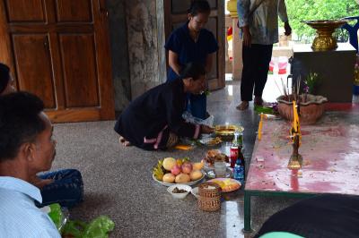 คำอธิบาย : ชาวบ้านนำพาข้าวแดง พาแกงฮ้อนมาถวายเจ้าปู่มเหสักข์ ภายในศาลเจ้าปู่มเหสักข์ ตำบลวาริชภูมิ<br>วันที่ถ่าย  :6 เม.ย. 2561<br>ผู้ถ่าย : ธีระวัฒน์ แสนคำ<br>ลิขสิทธิ์  : ศูนย์มานุษยวิทยาสิรินธร (องค์การมหาชน)<br>รูปแบบลิขสิทธิ์ : สัญญาอนุญาตครีเอทีฟคอมมอนส์<br>