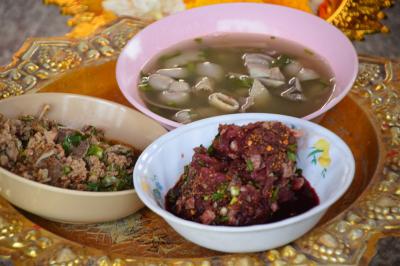 คำอธิบาย : พาข้าวแดง พาแกงฮ้อนที่ชาวบ้านนำมาถวายเจ้าปู่มเหสักข์ ภายในศาลเจ้าปู่มเหสักข์ ตำบลวาริชภูมิ<br>วันที่ถ่าย  :6 เม.ย. 2561<br>ผู้ถ่าย : ธีระวัฒน์ แสนคำ<br>ลิขสิทธิ์  : ศูนย์มานุษยวิทยาสิรินธร (องค์การมหาชน)<br>รูปแบบลิขสิทธิ์ : สัญญาอนุญาตครีเอทีฟคอมมอนส์<br>