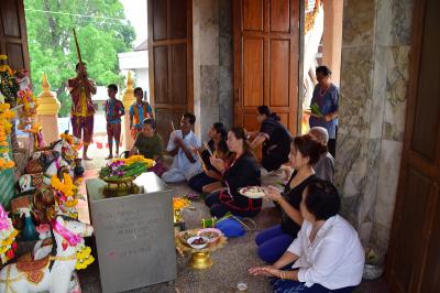 คำอธิบาย : ชาวบ้านมาถวายสักการะเจ้าปู่มเหสักข์ ภายในศาลเจ้าปู่มเหสักข์ ตำบลวาริชภูมิ<br>วันที่ถ่าย  :6 เม.ย. 2561<br>ผู้ถ่าย : ธีระวัฒน์ แสนคำ<br>ลิขสิทธิ์  : ศูนย์มานุษยวิทยาสิรินธร (องค์การมหาชน)<br>รูปแบบลิขสิทธิ์ : สัญญาอนุญาตครีเอทีฟคอมมอนส์<br>