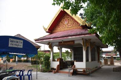 คำอธิบาย : ศาลเจ้าปู่มเหสักข์หลังเดิมในบริเวณเดียวกัน ตำบลวาริชภูมิ<br>วันที่ถ่าย  :6 เม.ย. 2561<br>ผู้ถ่าย : หัตธไชย ศิริสถิตย์<br>ลิขสิทธิ์  : ศูนย์มานุษยวิทยาสิรินธร (องค์การมหาชน)<br>รูปแบบลิขสิทธิ์ : สัญญาอนุญาตครีเอทีฟคอมมอนส์<br>