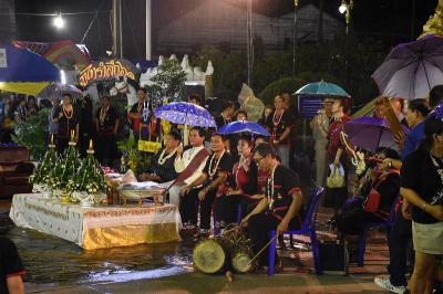คำอธิบาย : นักดนตรีพิธีฟ้อนภูไทถวายเจ้าปู่มเหสักข์ บริเวณศาลเจ้าปู่มเหสักข์ ตำบลวาริชภูมิ<br>วันที่ถ่าย  :6 เม.ย. 2561<br>ผู้ถ่าย : หัตธไชย ศิริสถิตย์<br>ลิขสิทธิ์  : ศูนย์มานุษยวิทยาสิรินธร (องค์การมหาชน)<br>รูปแบบลิขสิทธิ์ : สัญญาอนุญาตครีเอทีฟคอมมอนส์<br>
