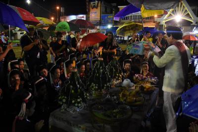 คำอธิบาย : บรรยากาศขณะประกอบพิธีบายศรีสู่ขวัญ บริเวณศาลเจ้าปู่มเหสักข์ ตำบลวาริชภูมิ<br>วันที่ถ่าย  :6 เม.ย. 2561<br>ผู้ถ่าย : หัตธไชย ศิริสถิตย์<br>ลิขสิทธิ์  : ศูนย์มานุษยวิทยาสิรินธร (องค์การมหาชน)<br>รูปแบบลิขสิทธิ์ : สัญญาอนุญาตครีเอทีฟคอมมอนส์<br>