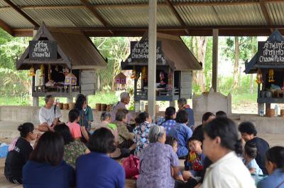 คำอธิบาย : ชาวบ้านมาร่วมพิธีเลี้ยงหอ<br>วันที่ถ่าย  :26 เม.ย. 2561<br>ผู้ถ่าย : ทรงสุรวิทย์  ย้อยแสง<br>ลิขสิทธิ์  : ศูนย์มานุษยวิทยาสิรินธร (องค์การมหาชน)<br>รูปแบบลิขสิทธิ์ : สัญญาอนุญาตครีเอทีฟคอมมอนส์<br>