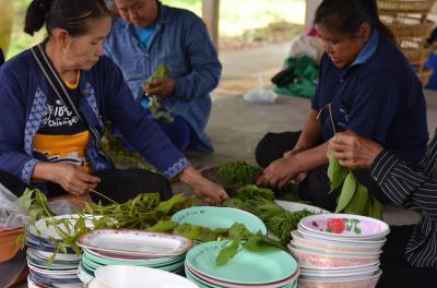 คำอธิบาย : เตรียมใบมะกอกเอาไว้ใส่หมู<br>วันที่ถ่าย  :26 เม.ย. 2561<br>ผู้ถ่าย : ทรงสุรวิทย์  ย้อยแสง<br>ลิขสิทธิ์  : ศูนย์มานุษยวิทยาสิรินธร (องค์การมหาชน)<br>รูปแบบลิขสิทธิ์ : สัญญาอนุญาตครีเอทีฟคอมมอนส์<br>