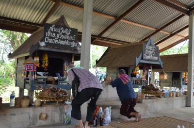 คำอธิบาย : เจ้าเสื้อ เจ้าจ้ำ เตรียมพิธีเตรียมของเซ่นไหว้<br>วันที่ถ่าย  :26 เม.ย. 2561<br>ผู้ถ่าย : ทรงสุรวิทย์  ย้อยแสง<br>ลิขสิทธิ์  : ศูนย์มานุษยวิทยาสิรินธร (องค์การมหาชน)<br>รูปแบบลิขสิทธิ์ : สัญญาอนุญาตครีเอทีฟคอมมอนส์<br>