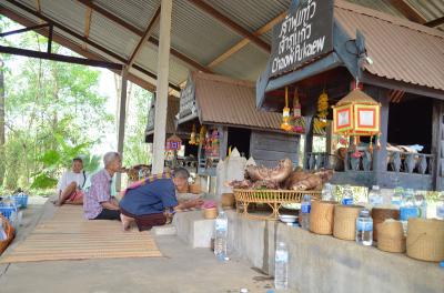 คำอธิบาย : เจ้าจ้ำทำพิธีเลี้ยงหอ<br>วันที่ถ่าย  :26 เม.ย. 2561<br>ผู้ถ่าย : ทรงสุรวิทย์  ย้อยแสง<br>ลิขสิทธิ์  : ศูนย์มานุษยวิทยาสิรินธร (องค์การมหาชน)<br>รูปแบบลิขสิทธิ์ : สัญญาอนุญาตครีเอทีฟคอมมอนส์<br>