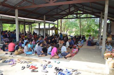 คำอธิบาย : ชาวบ้านร่วมพิธีเลี้ยงหอ<br>วันที่ถ่าย  :26 เม.ย. 2561<br>ผู้ถ่าย : ทรงสุรวิทย์  ย้อยแสง<br>ลิขสิทธิ์  : ศูนย์มานุษยวิทยาสิรินธร (องค์การมหาชน)<br>รูปแบบลิขสิทธิ์ : สัญญาอนุญาตครีเอทีฟคอมมอนส์<br>