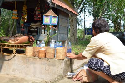 คำอธิบาย : ชาวบ้านนำข้าวกับน้ำมาถวายหอ<br>วันที่ถ่าย  :26 เม.ย. 2561<br>ผู้ถ่าย : ทรงสุรวิทย์  ย้อยแสง<br>ลิขสิทธิ์  : ศูนย์มานุษยวิทยาสิรินธร (องค์การมหาชน)<br>รูปแบบลิขสิทธิ์ : สัญญาอนุญาตครีเอทีฟคอมมอนส์<br>