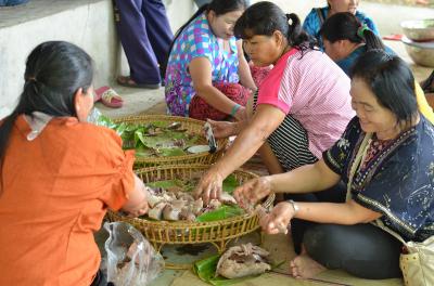 คำอธิบาย : หมูที่นำไปถวายหอเจ้าบ้านถูกนำมาทำเป็นอาหารให้แก่ผู้ที่มาร่วมงาน<br>วันที่ถ่าย  :26 เม.ย. 2561<br>ผู้ถ่าย : ทรงสุรวิทย์  ย้อยแสง<br>ลิขสิทธิ์  : ศูนย์มานุษยวิทยาสิรินธร (องค์การมหาชน)<br>รูปแบบลิขสิทธิ์ : สัญญาอนุญาตครีเอทีฟคอมมอนส์<br>