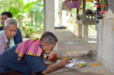 คำอธิบาย : เจ้าจ้ำทำพิธีเลื่อมใส หอเจ้าบ้าน<br>วันที่ถ่าย  :26 เม.ย. 2561<br>ผู้ถ่าย : ทรงสุรวิทย์  ย้อยแสง<br>ลิขสิทธิ์  : ศูนย์มานุษยวิทยาสิรินธร (องค์การมหาชน)<br>รูปแบบลิขสิทธิ์ : สัญญาอนุญาตครีเอทีฟคอมมอนส์<br>