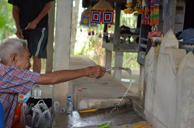 คำอธิบาย : เจ้าเสื้อทำพิธีเลื่อมใส หอเจ้าบ้าน<br>วันที่ถ่าย  :26 เม.ย. 2561<br>ผู้ถ่าย : ทรงสุรวิทย์  ย้อยแสง<br>ลิขสิทธิ์  : ศูนย์มานุษยวิทยาสิรินธร (องค์การมหาชน)<br>รูปแบบลิขสิทธิ์ : สัญญาอนุญาตครีเอทีฟคอมมอนส์<br>