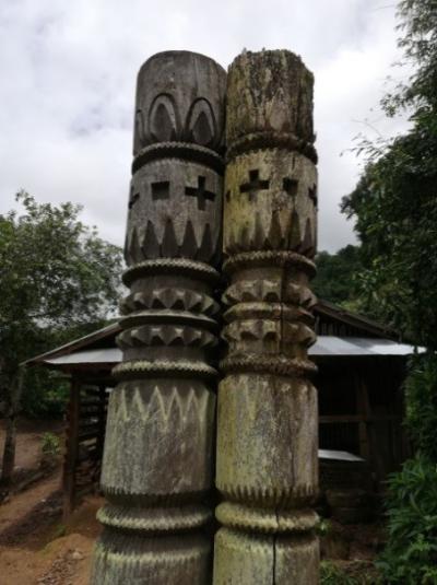 คำอธิบาย : เสาสะก้าง บ้านมืดหลอง ตำบลทับ อำเภอแม่แจ่ม จังหวัดเชียงใหม่<br>วันที่ถ่าย  :21 ส.ค. 2561<br>ผู้ถ่าย : สุวิภา จำปาวัลย์<br>ลิขสิทธิ์  : ศูนย์มานุษยวิทยาสิรินธร (องค์การมหาชน)<br>รูปแบบลิขสิทธิ์ : สัญญาอนุญาตครีเอทีฟคอมมอนส์<br>