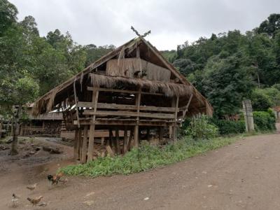 คำอธิบาย : หยู หรือ ศาลาที่ใช้ทำพิธีร่วมกันในหมู่บ้าน อยู่บริเวณด้านหน้าทางเข้าหมู่บ้าน บ้านมืดหลอง ตำบลทับ อำเภอแม่แจ่ม จังหวัดเชียงใหม่<br>วันที่ถ่าย  :21 ส.ค. 2561<br>ผู้ถ่าย : สุวิภา จำปาวัลย์<br>ลิขสิทธิ์  : ศูนย์มานุษยวิทยาสิรินธร (องค์การมหาชน)<br>รูปแบบลิขสิทธิ์ : สัญญาอนุญาตครีเอทีฟคอมมอนส์<br>