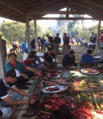 คำอธิบาย : ผู้มาช่วยงาน  ช่วยกันนำเนื้อควายที่เหลือมาสับ เพื่อเตรียมทำแกงเนื้อควาย  ในทุกขั้นตอน ไม่มีการชิมโดยเด็ดขาด จนกว่าตั้งข้าวจะทำพิธีเสร็จ โดยตั้งข้าว กับผู้ป่วยนั่งอยู่หน้าตูบผี เพื่อทำพิธีบอกกล่าวให้กับผีบรรพบุรุษ หรือผีละมังมารับของเลี้ยง เมื่อเสร็จพิธีนี้ กับข้าวและอาหารทุกอย่าง  สามารถชิม และกินได้ จากนั้นชาวบ้านจะนำแกงที่เลี้ยงผีละมังกลับมาที่บ้านของผู้ป่วย เพื่อเตรียมเลี้ยงแขกที่มาช่วยงาน<br>วันที่ถ่าย  :27 ม.ค. 2562<br>ผู้ถ่าย : นริศ จันทะอินทร์<br>ลิขสิทธิ์  : ศูนย์มานุษยวิทยาสิรินธร (องค์การมหาชน)<br>รูปแบบลิขสิทธิ์ : สัญญาอนุญาตครีเอทีฟคอมมอนส์<br>