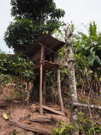 คำอธิบาย : ตูบผีบรรพบุรุษ หรือผีตระกูล ที่ตั้งอยู่
นอกเรือน<br>วันที่ถ่าย  :28 มี.ค. 2562<br>ผู้ถ่าย : นเรนทร์ ปัญญาภู<br>ลิขสิทธิ์  : ศูนย์มานุษยวิทยาสิรินธร (องค์การมหาชน)<br>รูปแบบลิขสิทธิ์ : สัญญาอนุญาตครีเอทีฟคอมมอนส์<br>