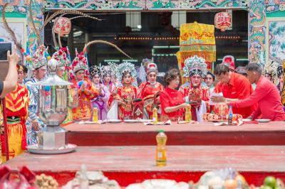 คำอธิบาย : ขบวนแห่อัญเชิญเจ้าพ่อหลักเมืองไปยังสมาคมตงฮั้วฮ่วยก้วง<br>วันที่ถ่าย  :20 ส.ค. 2559<br>ผู้ถ่าย : สุพิชชา นักฆ้อง<br>ลิขสิทธิ์  : ศูนย์มานุษยวิทยาสิรินธร (องค์การมหาชน)<br>รูปแบบลิขสิทธิ์ : สัญญาอนุญาตครีเอทีฟคอมมอนส์<br>