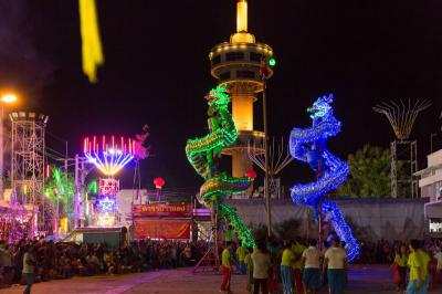 คำอธิบาย : การแสดงมังกร สิงโต บริเวณหน้าปะรำพิธี<br>วันที่ถ่าย  :20 ส.ค. 2559<br>ผู้ถ่าย : สุพิชชา นักฆ้อง<br>ลิขสิทธิ์  : ศูนย์มานุษยวิทยาสิรินธร (องค์การมหาชน)<br>รูปแบบลิขสิทธิ์ : สัญญาอนุญาตครีเอทีฟคอมมอนส์<br>