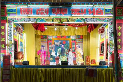 คำอธิบาย : การแสดงมังกร สิงโต บริเวณหน้าปะรำพิธี<br>วันที่ถ่าย  :20 ส.ค. 2559<br>ผู้ถ่าย : สุพิชชา นักฆ้อง<br>ลิขสิทธิ์  : ศูนย์มานุษยวิทยาสิรินธร (องค์การมหาชน)<br>รูปแบบลิขสิทธิ์ : สัญญาอนุญาตครีเอทีฟคอมมอนส์<br>