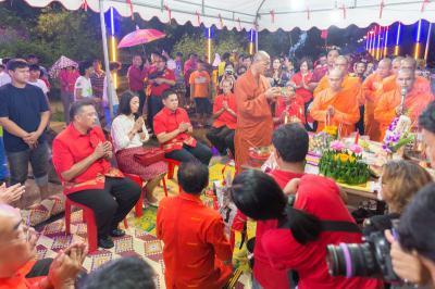 คำอธิบาย : พิธีลอยกระทง ปล่อยนก ปล่อยปลา<br>วันที่ถ่าย  :21 ส.ค. 2559<br>ผู้ถ่าย : สุพิชชา นักฆ้อง<br>ลิขสิทธิ์  : ศูนย์มานุษยวิทยาสิรินธร (องค์การมหาชน)<br>รูปแบบลิขสิทธิ์ : สัญญาอนุญาตครีเอทีฟคอมมอนส์<br>