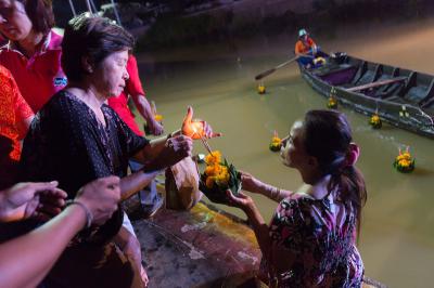 คำอธิบาย : พิธีลอยกระทง ปล่อยนก ปล่อยปลา<br>วันที่ถ่าย  :21 ส.ค. 2559<br>ผู้ถ่าย : สุพิชชา นักฆ้อง<br>ลิขสิทธิ์  : ศูนย์มานุษยวิทยาสิรินธร (องค์การมหาชน)<br>รูปแบบลิขสิทธิ์ : สัญญาอนุญาตครีเอทีฟคอมมอนส์<br>