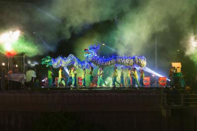 คำอธิบาย : การแสดงมังกรพ่นน้ำ<br>วันที่ถ่าย  :21 ส.ค. 2559<br>ผู้ถ่าย : สุพิชชา นักฆ้อง<br>ลิขสิทธิ์  : ศูนย์มานุษยวิทยาสิรินธร (องค์การมหาชน)<br>รูปแบบลิขสิทธิ์ : สัญญาอนุญาตครีเอทีฟคอมมอนส์<br>