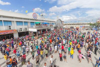 คำอธิบาย : บรรยากาศพิธีทิ้งกระจาดดิน<br>วันที่ถ่าย  :31 ส.ค. 2559<br>ผู้ถ่าย : สุพิชชา นักฆ้อง<br>ลิขสิทธิ์  : ศูนย์มานุษยวิทยาสิรินธร (องค์การมหาชน)<br>รูปแบบลิขสิทธิ์ : สัญญาอนุญาตครีเอทีฟคอมมอนส์<br>