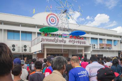 คำอธิบาย : บรรยากาศพิธีทิ้งกระจาดดิน<br>วันที่ถ่าย  :31 ส.ค. 2559<br>ผู้ถ่าย : สุพิชชา นักฆ้อง<br>ลิขสิทธิ์  : ศูนย์มานุษยวิทยาสิรินธร (องค์การมหาชน)<br>รูปแบบลิขสิทธิ์ : สัญญาอนุญาตครีเอทีฟคอมมอนส์<br>