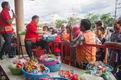 คำอธิบาย : บรรยากาศพิธีทิ้งกระจาดดิน<br>วันที่ถ่าย  :31 ส.ค. 2559<br>ผู้ถ่าย : สุพิชชา นักฆ้อง<br>ลิขสิทธิ์  : ศูนย์มานุษยวิทยาสิรินธร (องค์การมหาชน)<br>รูปแบบลิขสิทธิ์ : สัญญาอนุญาตครีเอทีฟคอมมอนส์<br>