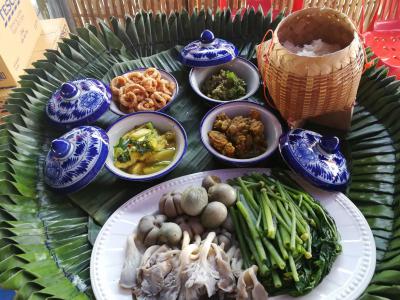 คำอธิบาย : สำรับอาหารภายในงานกำฟ้า<br>วันที่ถ่าย  :6 ก.พ. 2562<br>ผู้ถ่าย : ปณต สุสุวรรณ<br>ลิขสิทธิ์  : ศูนย์มานุษยวิทยาสิรินธร (องค์การมหาชน)<br>รูปแบบลิขสิทธิ์ : สัญญาอนุญาตครีเอทีฟคอมมอนส์<br>