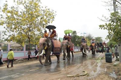 คำอธิบาย : ขบวนแห่ขี่ช้างบวชนาค ไปยังวัดโพธิ์ศรีสว่าง บ้านปรีง อ.ท่าตูม จ.สุรินทร์<br>วันที่ถ่าย  :20 เม.ย. 2559<br>ผู้ถ่าย : พิสุทธิ์ ศรีหมอก<br>ลิขสิทธิ์  : ศูนย์มานุษยวิทยาสิรินธร (องค์การมหาชน)<br>รูปแบบลิขสิทธิ์ : สัญญาอนุญาตครีเอทีฟคอมมอนส์<br>