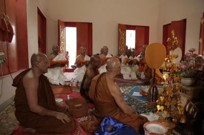 คำอธิบาย : พิธีบวชนาคในอุโบสถ วัดโพธิ์ศรีสว่าง<br>วันที่ถ่าย  :20 เม.ย. 2559<br>ผู้ถ่าย : พิสุทธิ์ ศรีหมอก<br>ลิขสิทธิ์  : ศูนย์มานุษยวิทยาสิรินธร (องค์การมหาชน)<br>รูปแบบลิขสิทธิ์ : สัญญาอนุญาตครีเอทีฟคอมมอนส์<br>