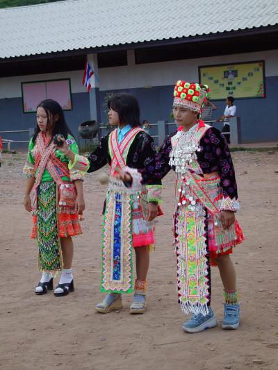 คำอธิบาย : สาวม้ง 3 คนยืนเรียงแถวเล่นโยนลูกช่วง ในงานประเพณีปีใหม่ม้ง บ้านดอยน้ำเพียงดิน 9 ต.บ้านเนิน อ.หล่มสัก จ.เพชรบูรณ์<br>วันที่ถ่าย  :6 ธ.ค. 2545<br>ผู้ถ่าย : ศูนย์มานุษยวิทยาสิรินธร<br>ลิขสิทธิ์  : ศูนย์มานุษยวิทยาสิรินธร (องค์การมหาชน)<br>รูปแบบลิขสิทธิ์ : สัญญาอนุญาตครีเอทีฟคอมมอนส์<br>
