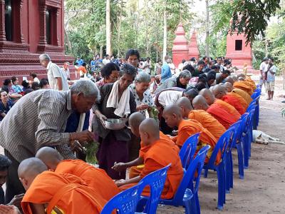 คำอธิบาย : สรงน้ำพระและรดน้ำดำหัว<br>วันที่ถ่าย  :30 ม.ค. 2553<br>ผู้ถ่าย : พัทธนันท์ โอษฐ์เจษฎา<br>ลิขสิทธิ์  : ศูนย์มานุษยวิทยาสิรินธร (องค์การมหาชน)<br>รูปแบบลิขสิทธิ์ : สัญญาอนุญาตครีเอทีฟคอมมอนส์<br>