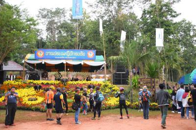 คำอธิบาย : ประชาชนและนักเรียนเตรียมขึ้นเขาช้างล้วง<br>วันที่ถ่าย  :14 พ.ย. 2559<br>ผู้ถ่าย : ธีระวัฒน์  แสนคำ<br>ลิขสิทธิ์  : ศูนย์มานุษยวิทยาสิรินธร (องค์การมหาชน)<br>รูปแบบลิขสิทธิ์ : สัญญาอนุญาตครีเอทีฟคอมมอนส์<br>