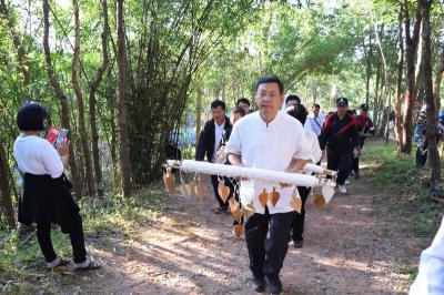 คำอธิบาย : ผู้ว่าราชการจังหวัดถือธงขึ้นเขาช้างล้วง<br>วันที่ถ่าย  :14 พ.ย. 2559<br>ผู้ถ่าย : ธีระวัฒน์  แสนคำ<br>ลิขสิทธิ์  : ศูนย์มานุษยวิทยาสิรินธร (องค์การมหาชน)<br>รูปแบบลิขสิทธิ์ : สัญญาอนุญาตครีเอทีฟคอมมอนส์<br>