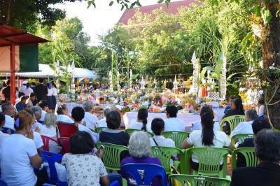 คำอธิบาย : ประชาชนร่วมพิธีบวงสรวง<br>วันที่ถ่าย  :13 พ.ย. 2559<br>ผู้ถ่าย : ธีระวัฒน์  แสนคำ<br>ลิขสิทธิ์  : ศูนย์มานุษยวิทยาสิรินธร (องค์การมหาชน)<br>รูปแบบลิขสิทธิ์ : สัญญาอนุญาตครีเอทีฟคอมมอนส์<br>