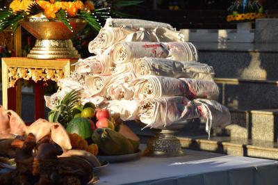 คำอธิบาย : ผืนธงที่ใช้ปัก<br>วันที่ถ่าย  :13 พ.ย. 2559<br>ผู้ถ่าย : ธีระวัฒน์  แสนคำ<br>ลิขสิทธิ์  : ศูนย์มานุษยวิทยาสิรินธร (องค์การมหาชน)<br>รูปแบบลิขสิทธิ์ : สัญญาอนุญาตครีเอทีฟคอมมอนส์<br>