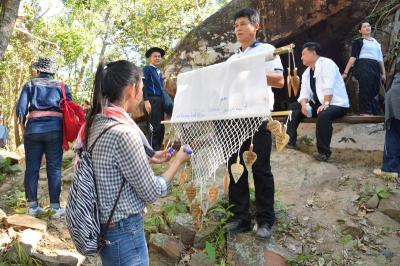 คำอธิบาย : ประชาชนเขียนชื่อใส่ผืนธงที่ใช้ปัก<br>วันที่ถ่าย  :14 พ.ย. 2559<br>ผู้ถ่าย : ธีระวัฒน์  แสนคำ<br>ลิขสิทธิ์  : ศูนย์มานุษยวิทยาสิรินธร (องค์การมหาชน)<br>รูปแบบลิขสิทธิ์ : สัญญาอนุญาตครีเอทีฟคอมมอนส์<br>