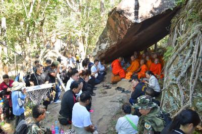 คำอธิบาย : พระภิกษุทำพิธีก่อนขึ้นยอดเขาฉันเพล ต.นครไทย อ.นครไทย จ.พิษณุโลก<br>วันที่ถ่าย  :14 พ.ย. 2559<br>ผู้ถ่าย : ธีระวัฒน์  แสนคำ<br>ลิขสิทธิ์  : ศูนย์มานุษยวิทยาสิรินธร (องค์การมหาชน)<br>รูปแบบลิขสิทธิ์ : สัญญาอนุญาตครีเอทีฟคอมมอนส์<br>