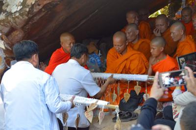 คำอธิบาย : พระภิกษุทำพิธีก่อนขึ้นยอดเขาฉันเพล<br>วันที่ถ่าย  :13 พ.ย. 2559<br>ผู้ถ่าย : ธีระวัฒน์  แสนคำ<br>ลิขสิทธิ์  : ศูนย์มานุษยวิทยาสิรินธร (องค์การมหาชน)<br>รูปแบบลิขสิทธิ์ : สัญญาอนุญาตครีเอทีฟคอมมอนส์<br>