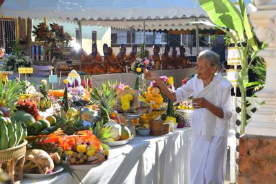 คำอธิบาย : ผู้เฒ่าผู้แก่ทำพิธีบวงสรวง<br>วันที่ถ่าย  :13 พ.ย. 2559<br>ผู้ถ่าย : ธีระวัฒน์  แสนคำ<br>ลิขสิทธิ์  : ศูนย์มานุษยวิทยาสิรินธร (องค์การมหาชน)<br>รูปแบบลิขสิทธิ์ : สัญญาอนุญาตครีเอทีฟคอมมอนส์<br>